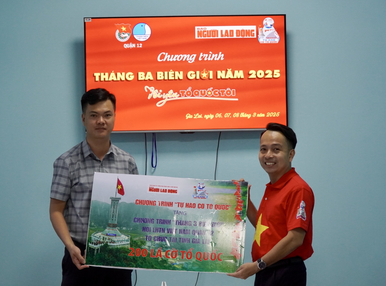 B&aacute;o Người Lao Động trao cờ Tổ quốc, học bổng đến Quận đo&agrave;n 12- Ảnh 1.
