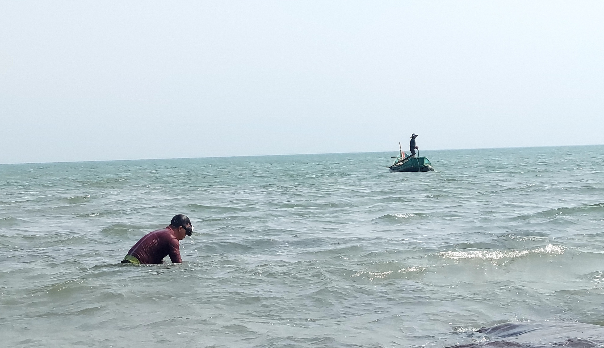 CLIP: Xuy&ecirc;n trưa lặn bắt t&ocirc;m h&ugrave;m con, kiếm tiền triệu mỗi ng&agrave;y- Ảnh 2.