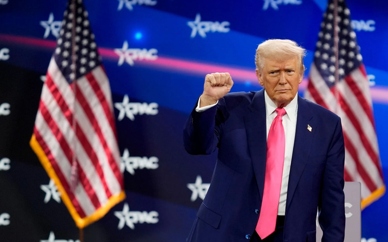 Tổng thống Donald Trump bắt đầu phát biểu, một nghị sĩ bị đưa ra ngoài