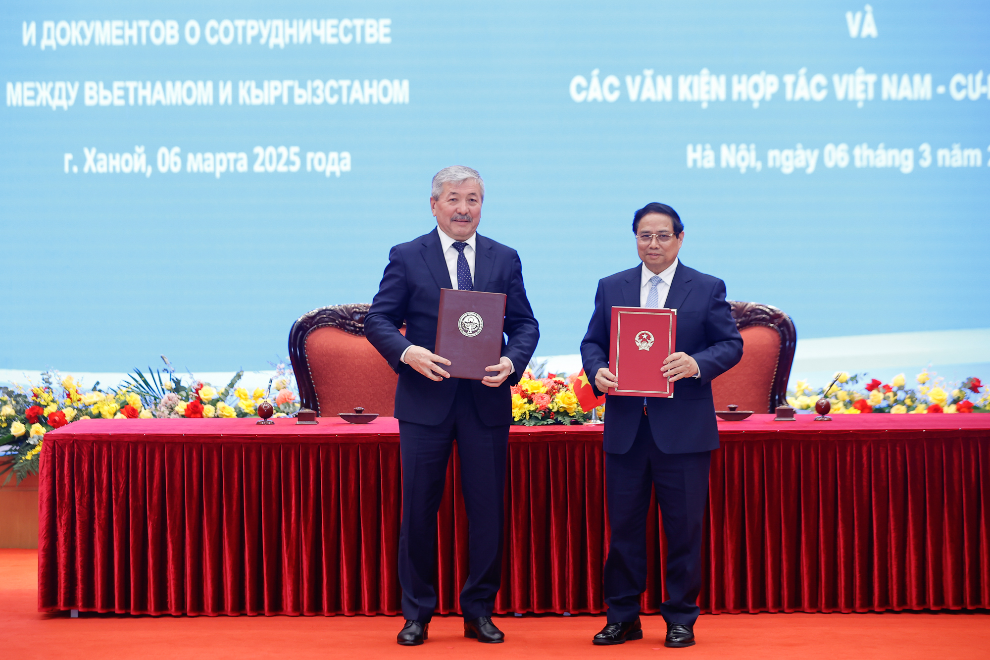Thủ tướng Phạm Minh Ch&iacute;nh v&agrave; Thủ tướng Adylbek Kasymaliev k&yacute; Tuy&ecirc;n bố chung về kết quả chuyến thăm ch&iacute;nh thức Việt Nam của Thủ tướng KyrgyzstanẢnh: Nhật Bắc