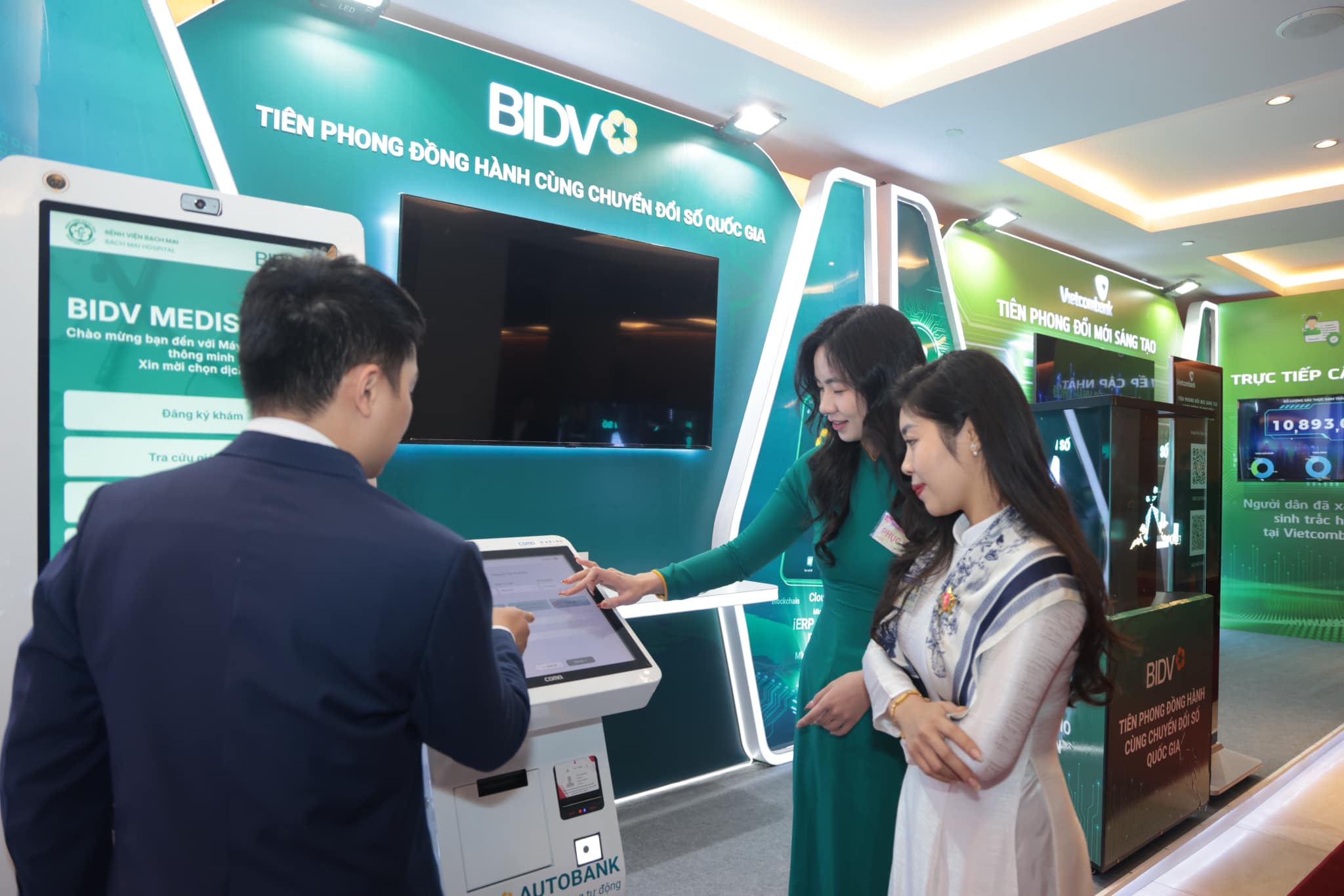 Nh&acirc;n sự ng&agrave;nh n&agrave;o lo bị AI "cướp" việc nhất?- Ảnh 1.