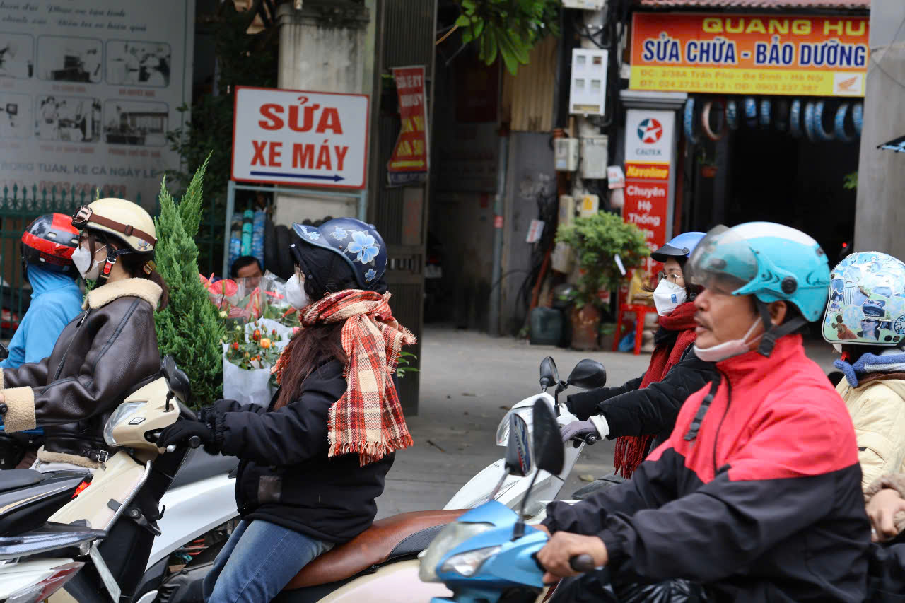 Thời tiết h&ocirc;m nay: Kh&ocirc;ng kh&iacute; lạnh tr&agrave;n về, r&eacute;t đậm "thế chỗ" nồm ẩm ở miền Bắc- Ảnh 1.