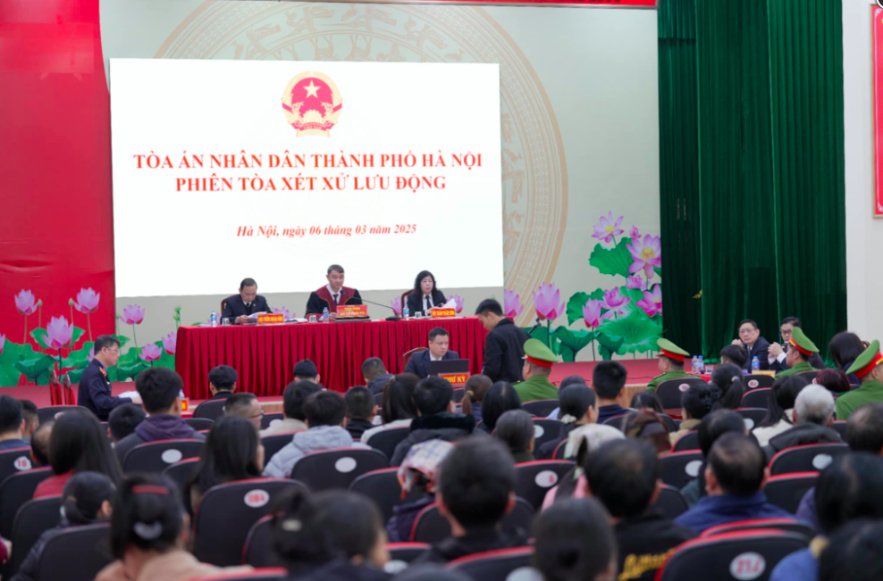 Hàng trăm người dân dự phiên xét xử lưu động vụ "thổi giá" đất tới 30 tỉ đồng/m2- Ảnh 2.