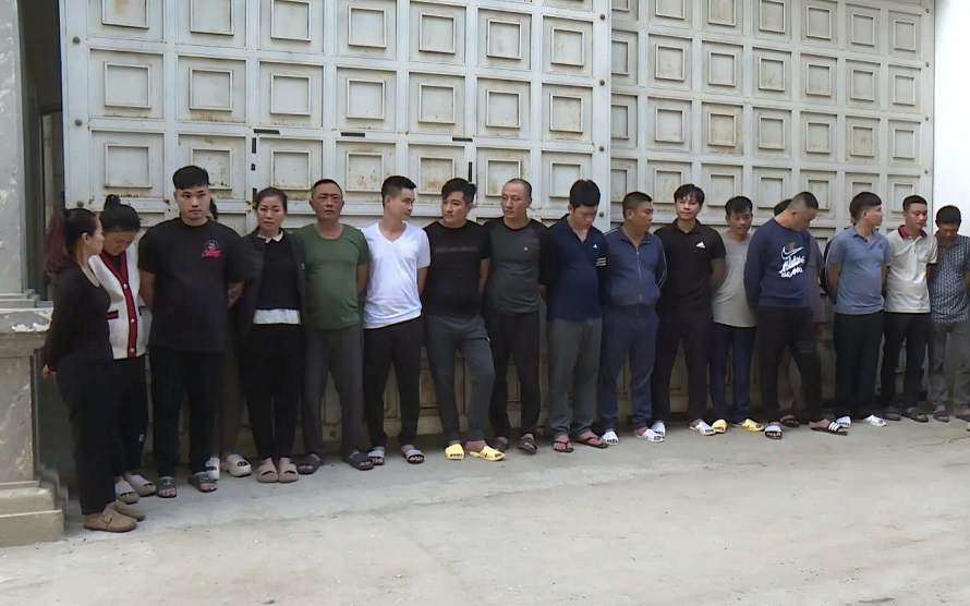 Ổ nhóm đánh bạc trong nhà kiên cố, chuồng cọp, có "xe đưa rước”