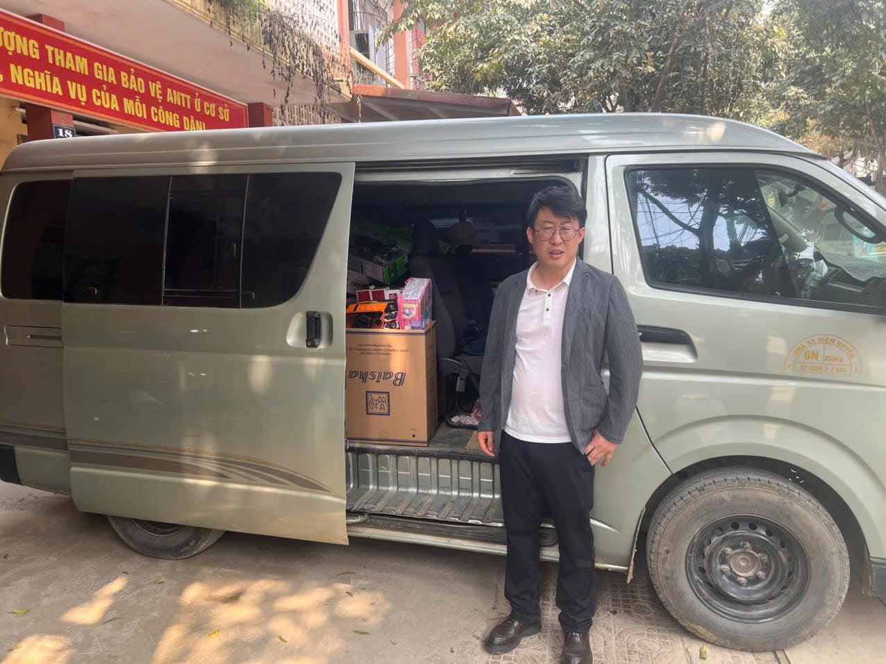 Nh&oacute;m người nước ngo&agrave;i đi xe &ocirc; t&ocirc;, b&aacute;n h&agrave;ng giảm gi&aacute; c&oacute; dấu hiệu lừa đảo- Ảnh 2.