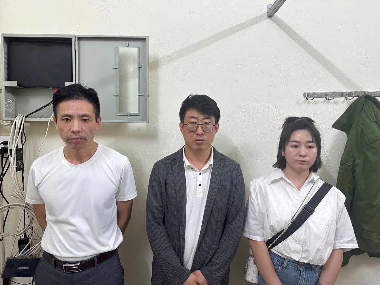 Nh&oacute;m người nước ngo&agrave;i đi xe &ocirc; t&ocirc;, b&aacute;n h&agrave;ng giảm gi&aacute; c&oacute; dấu hiệu lừa đảo- Ảnh 1.