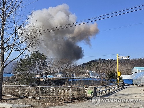 Kh&oacute;i bốc l&ecirc;n tại khu d&acirc;n cư tr&uacute;ng bom ở Pocheon, H&agrave;n Quốc, ng&agrave;y 6-3. Ảnh: Yonhap