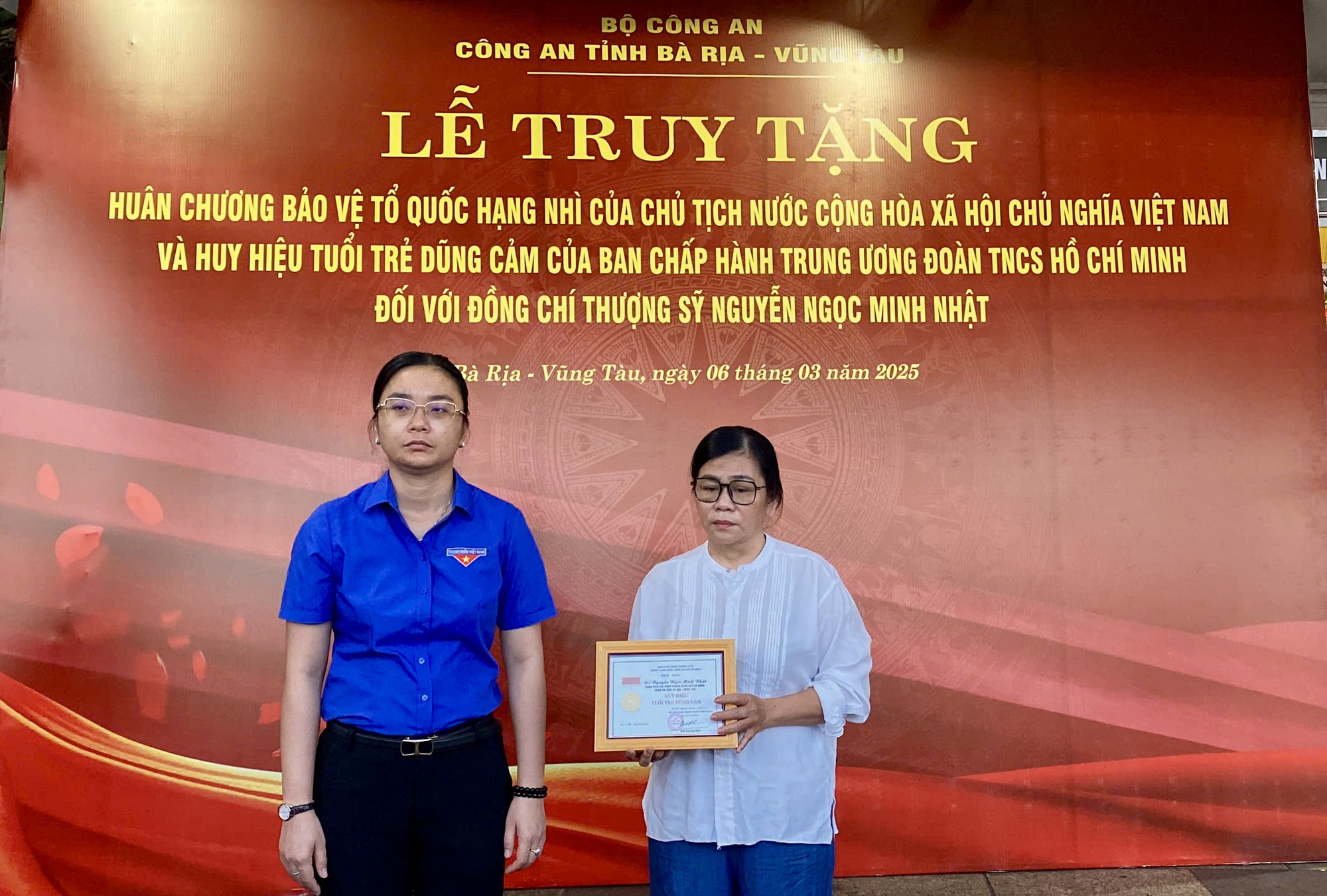 Truy tặng Hu&acirc;n chương bảo vệ Tổ quốc cho chiến sĩ hy sinh khi khống chế đối tượng nguy hiểm- Ảnh 2.