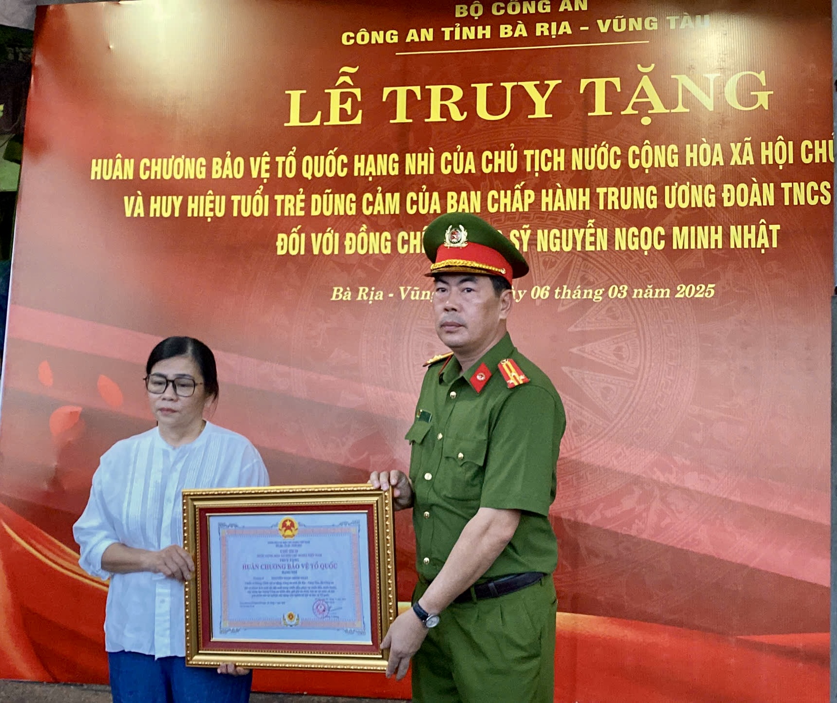 Truy tặng Hu&acirc;n chương bảo vệ Tổ quốc cho chiến sĩ hy sinh khi khống chế đối tượng nguy hiểm- Ảnh 1.