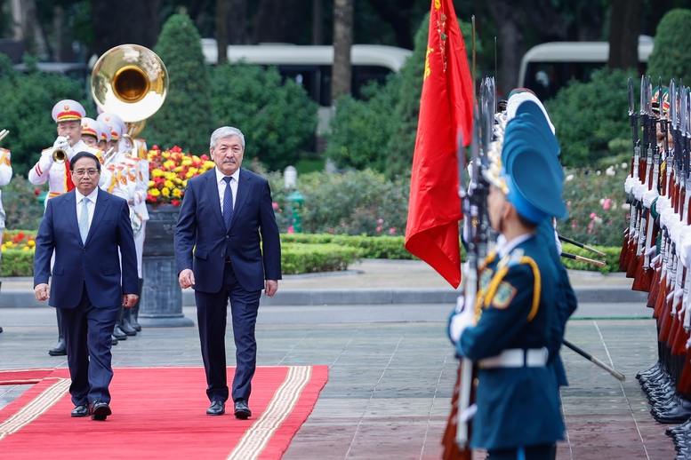 Thủ tướng Phạm Minh Ch&iacute;nh chủ tr&igrave; lễ đ&oacute;n ch&iacute;nh thức Thủ tướng Kyrgyzstan- Ảnh 1.