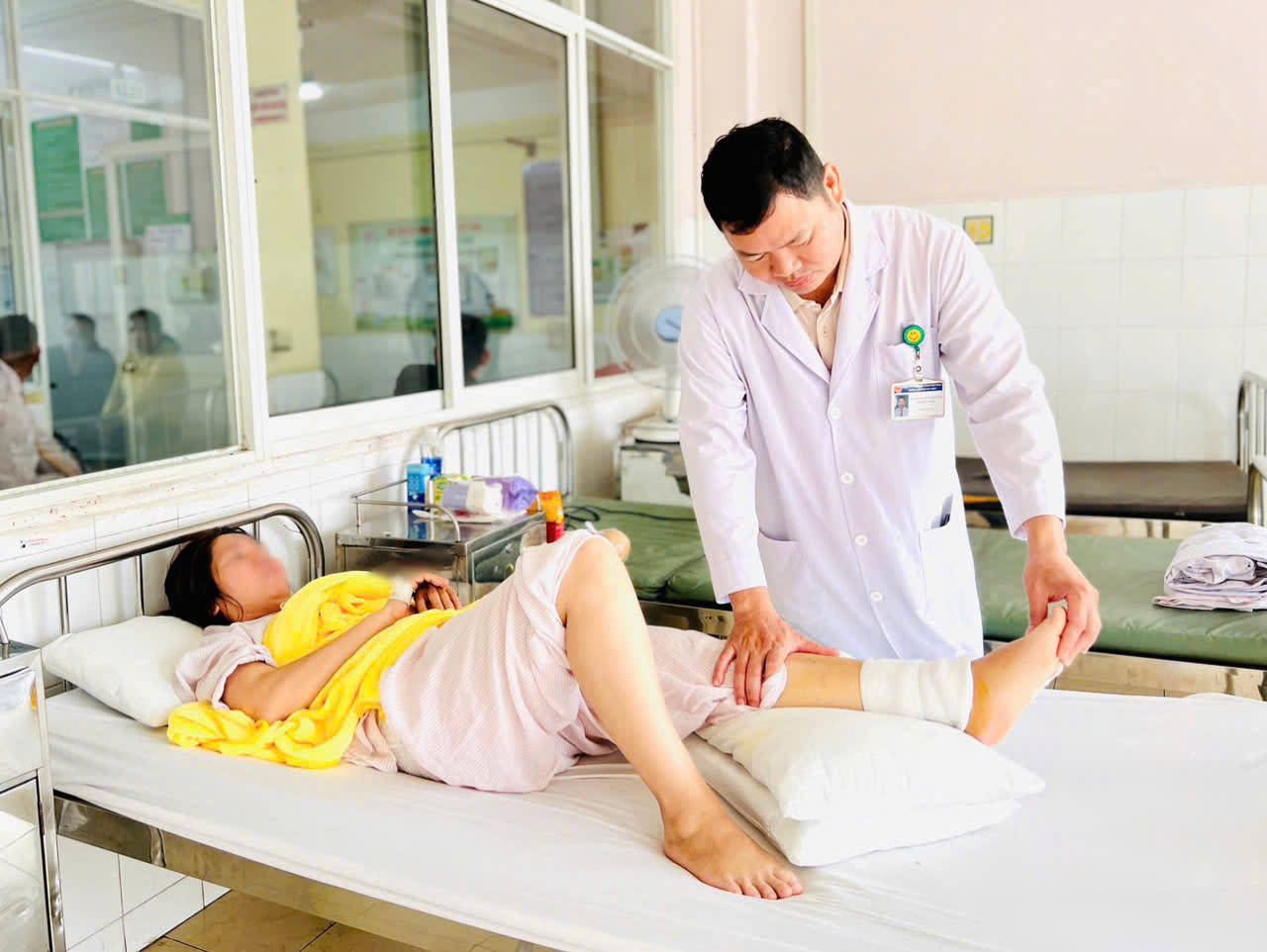 Gãy lún xương mắt cá chân sau cú ngã do nhảy dây - Ảnh 1.