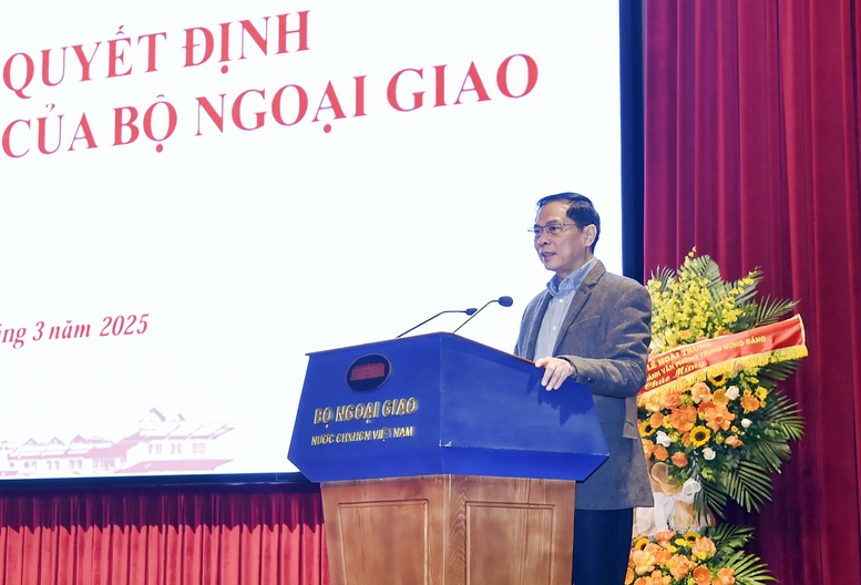 Bộ Ngoại giao c&ocirc;ng bố quyết định tiếp nhận c&ocirc;ng chức của Ban Đối ngoại Trung ương- Ảnh 1.