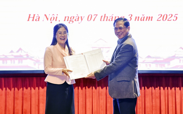 Bộ Ngoại giao công bố quyết định tiếp nhận công chức của Ban Đối ngoại Trung ương