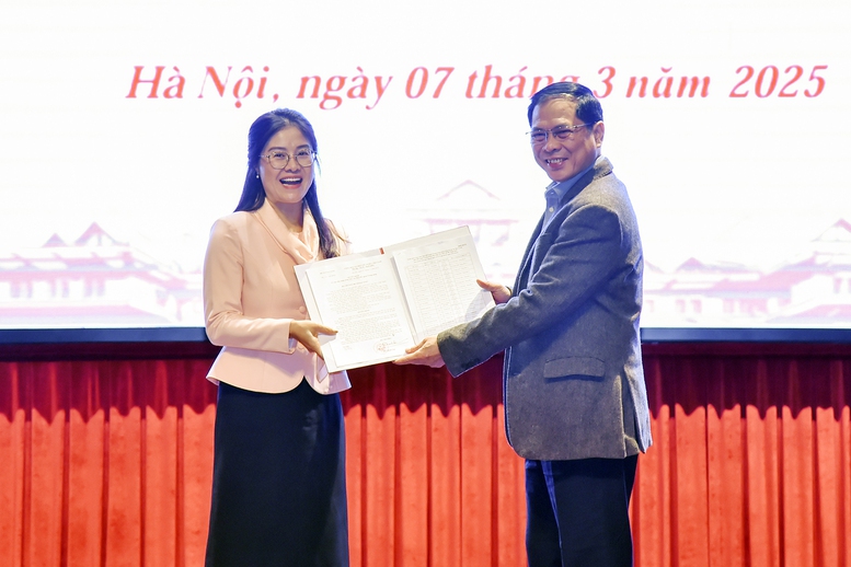 Bộ Ngoại giao c&ocirc;ng bố quyết định tiếp nhận c&ocirc;ng chức của Ban Đối ngoại Trung ương- Ảnh 2.