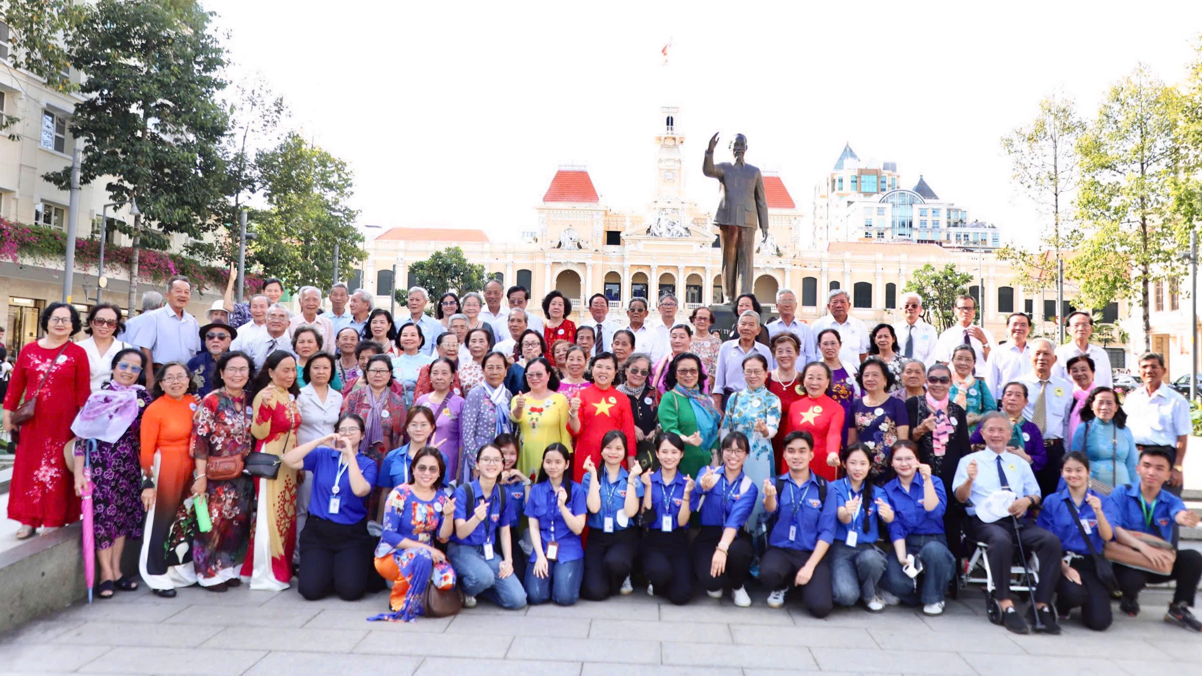 Đoàn đại biểu Ban Liên lạc Trường Sư phạm Tây Nam Bộ cùng đoàn viên thanh niên viếng, dâng hoa tưởng niệm Chủ tịch Hồ Chí Minh