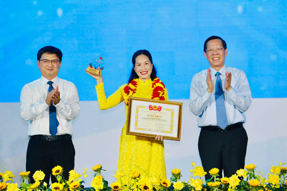 Cô Hà nhận Giải thưởng Tình nguyện viên quốc gia năm 2023 được tổ chức tại TP HCM vào ngày 3-12-2023