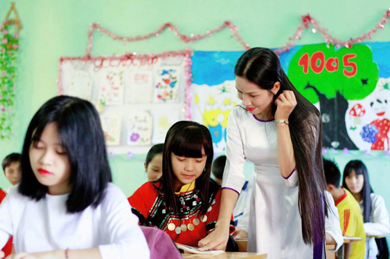 Trên lớp cũng như trong đời sống hằng ngày, cô Hà đều hết lòng với học trò. (Ảnh do nhân vật cung cấp)