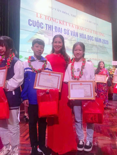 Cô Hà đưa học sinh tham gia cuộc thi Đại sứ văn hóa đọc 2020