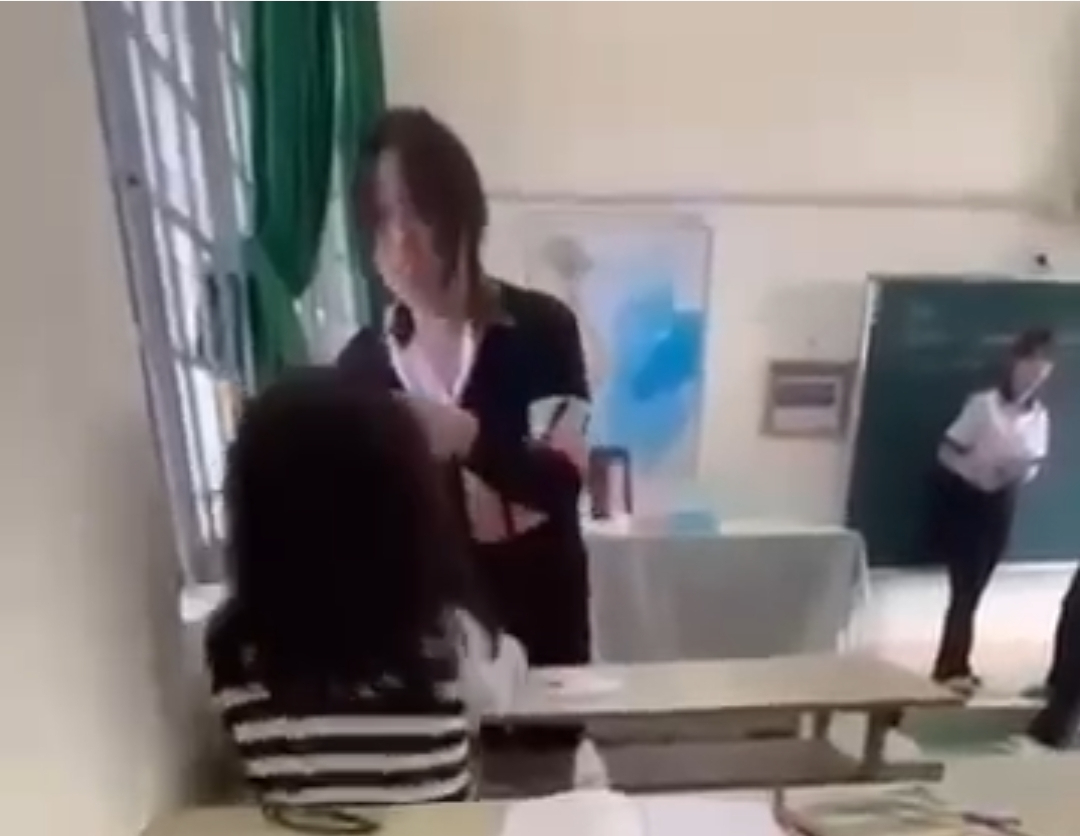 Đ&igrave;nh chỉ học 1 tuần nữ sinh đ&aacute;nh bạn, mang ch&iacute;ch điện ra dọa- Ảnh 1.