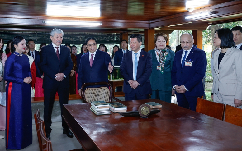 Hai Thủ tướng Việt Nam, Kyrgyzstan thăm Nhà sàn Bác Hồ