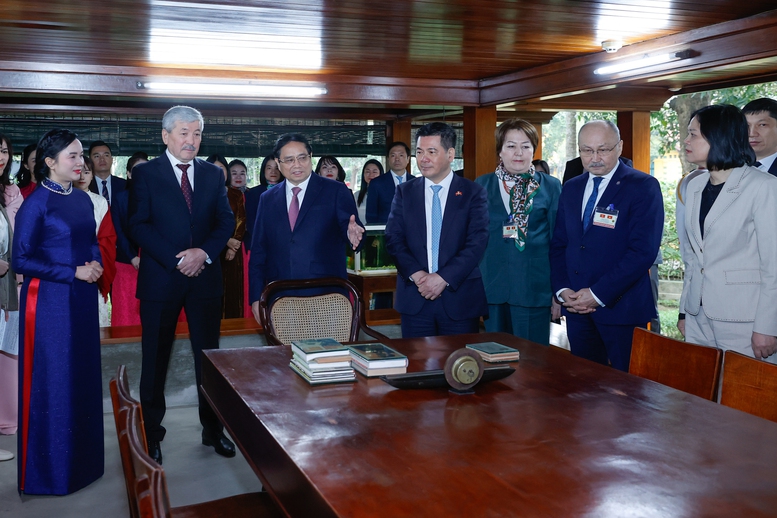Hai Thủ tướng Việt Nam, Kyrgyzstan thăm Nh&agrave; s&agrave;n B&aacute;c Hồ- Ảnh 4.