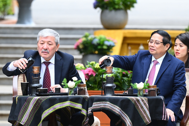 Hai Thủ tướng Việt Nam, Kyrgyzstan thăm Nh&agrave; s&agrave;n B&aacute;c Hồ- Ảnh 10.
