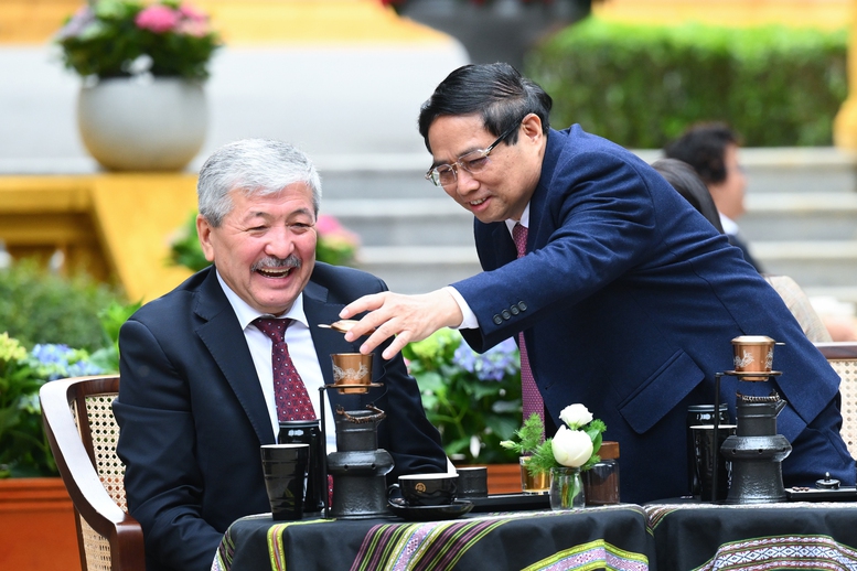 Hai Thủ tướng Việt Nam, Kyrgyzstan thăm Nh&agrave; s&agrave;n B&aacute;c Hồ- Ảnh 11.