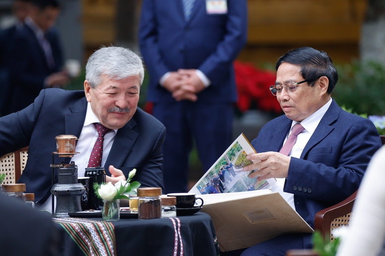 Hai Thủ tướng Việt Nam, Kyrgyzstan thăm Nh&agrave; s&agrave;n B&aacute;c Hồ- Ảnh 12.