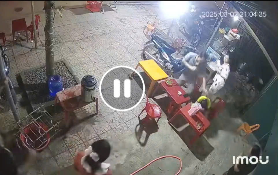 Cộng đồng mạng phẫn nộ việc c&ocirc; g&aacute;i n&eacute;m vật thủy tinh tr&uacute;ng đầu ch&aacute;u b&eacute;- Ảnh 1.