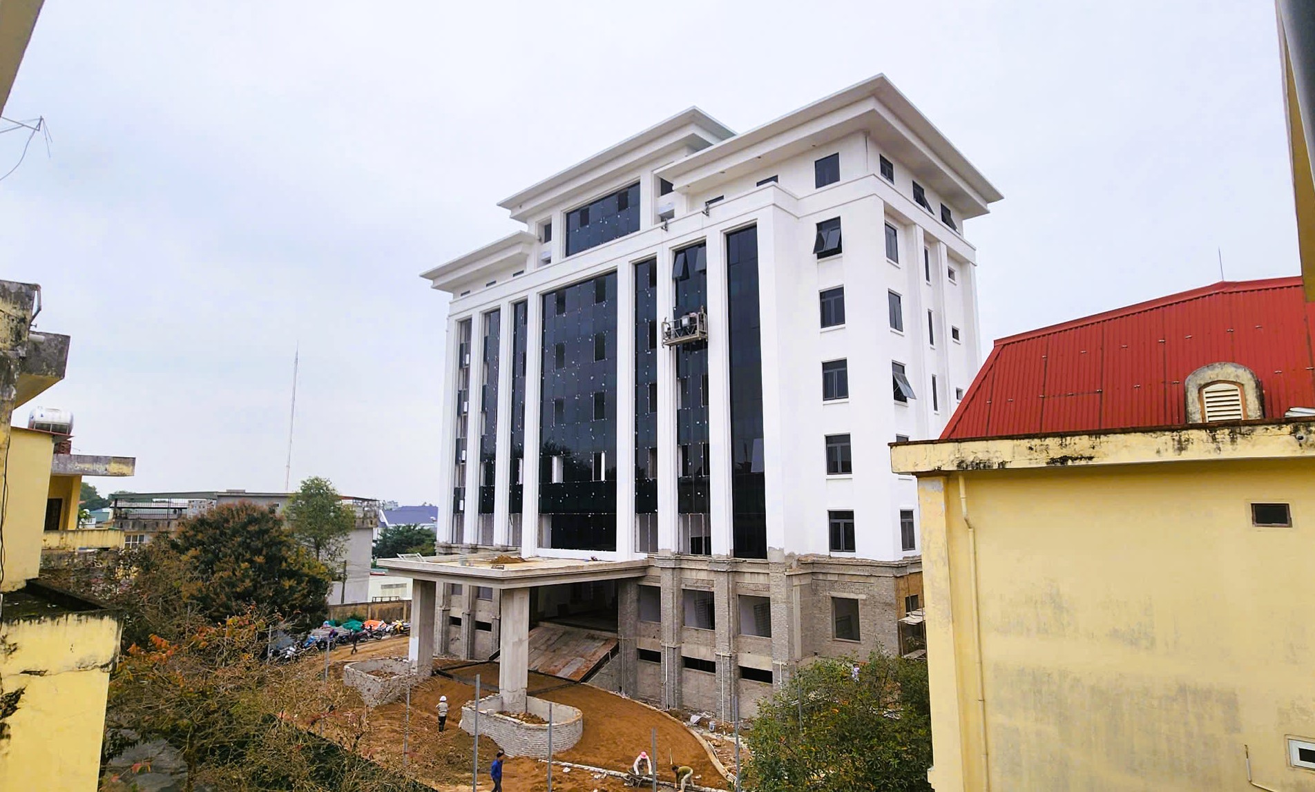 Y&ecirc;u cầu b&aacute;o c&aacute;o vụ trụ sở huyện "đội vốn" gần 8 tỉ đồng- Ảnh 1.