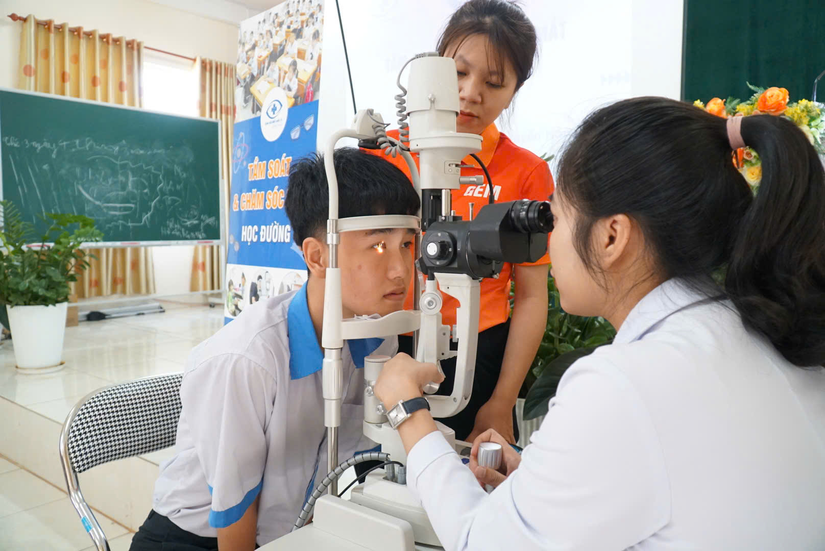 Bệnh viện Mắt Quốc tế S&agrave;i G&ograve;n - Gia Lai lan toả th&ocirc;ng điệp "chăm s&oacute;c mắt - bảo vệ tương lai"- Ảnh 1.
