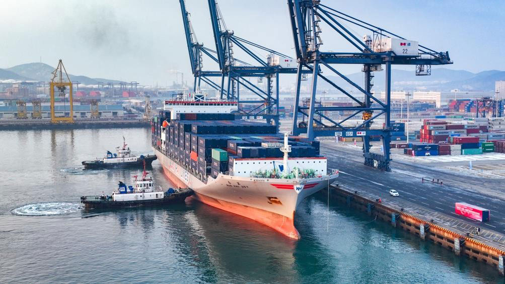 T&agrave;u container tại cảng Đại Li&ecirc;n, tỉnh Li&ecirc;u Ninh, Trung Quốc Ảnh: T&Acirc;N HOA X&Atilde;