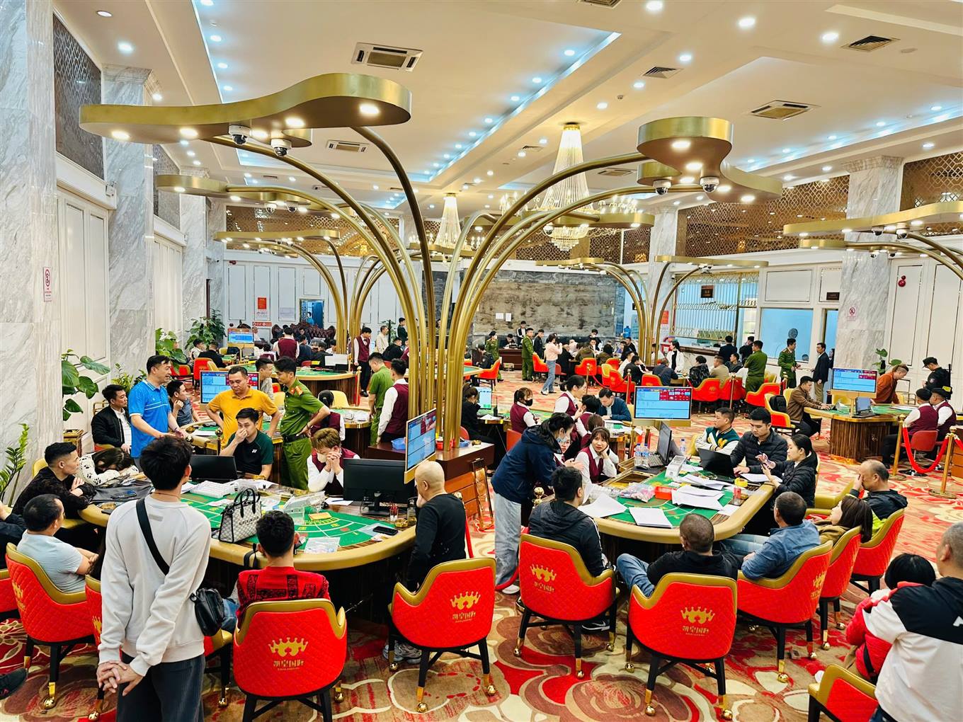 Cận cảnh kh&aacute;m x&eacute;t c&acirc;u lạc bộ thể thao nơi nhiều người Trung Quốc đ&aacute;nh bạc tới 720 tỉ đồng- Ảnh 2.