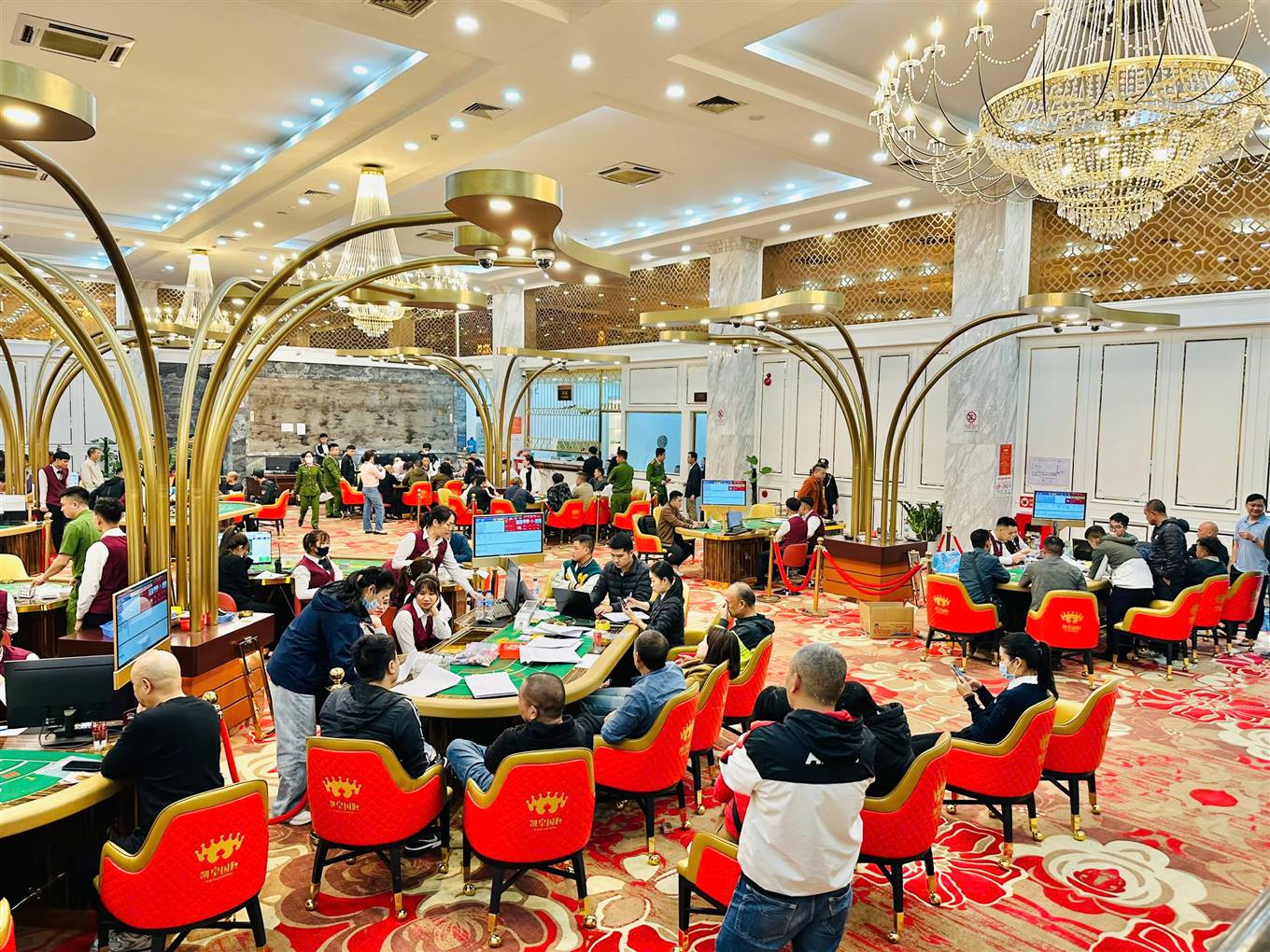 Cận cảnh kh&aacute;m x&eacute;t c&acirc;u lạc bộ thể thao nơi nhiều người Trung Quốc đ&aacute;nh bạc tới 720 tỉ đồng- Ảnh 5.