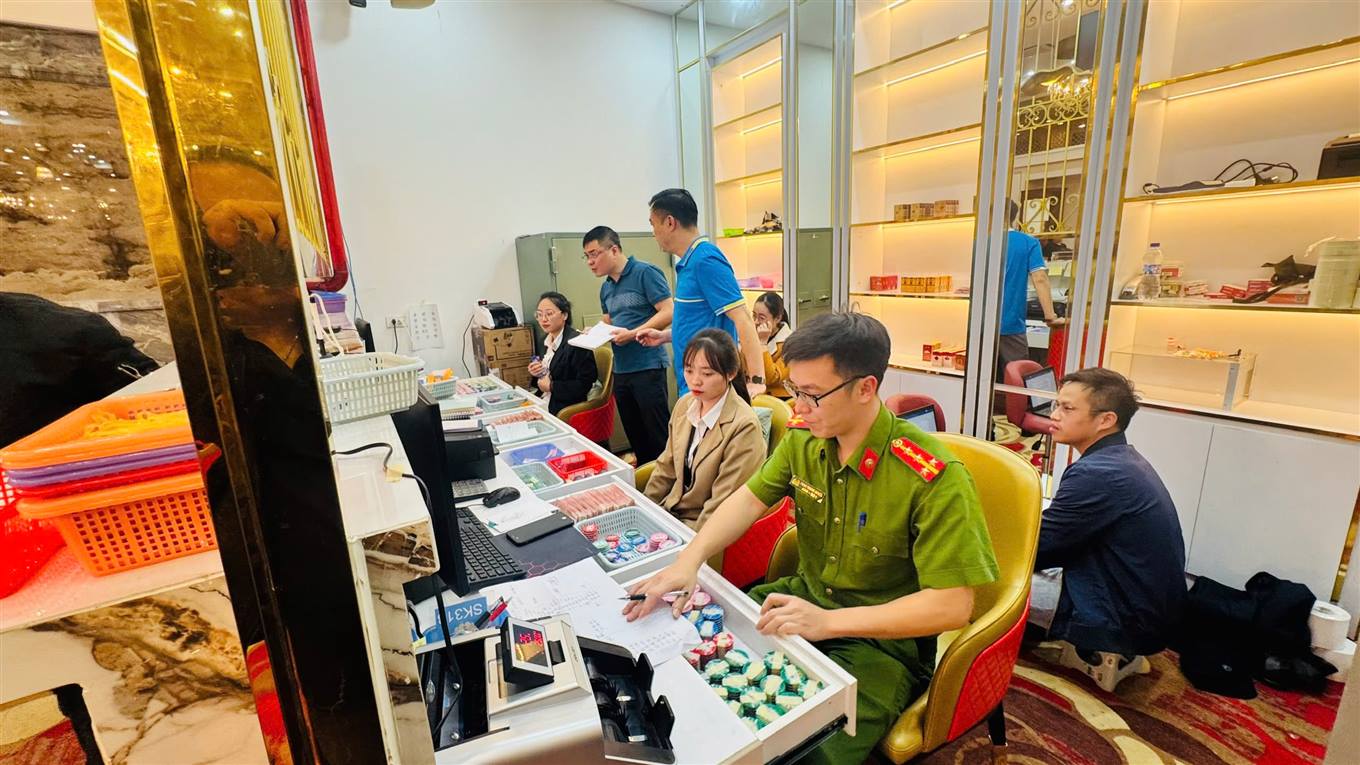 Cận cảnh kh&aacute;m x&eacute;t c&acirc;u lạc bộ thể thao nơi nhiều người Trung Quốc đ&aacute;nh bạc tới 720 tỉ đồng- Ảnh 7.