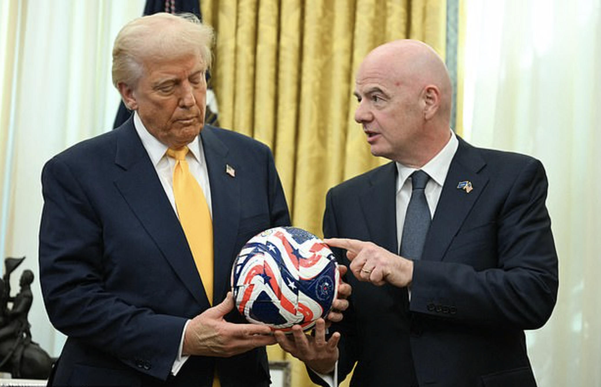 Tổng thống Mỹ Donald Trump gi&aacute;m s&aacute;t c&ocirc;ng t&aacute;c tổ chức World Cup 2026- Ảnh 2.