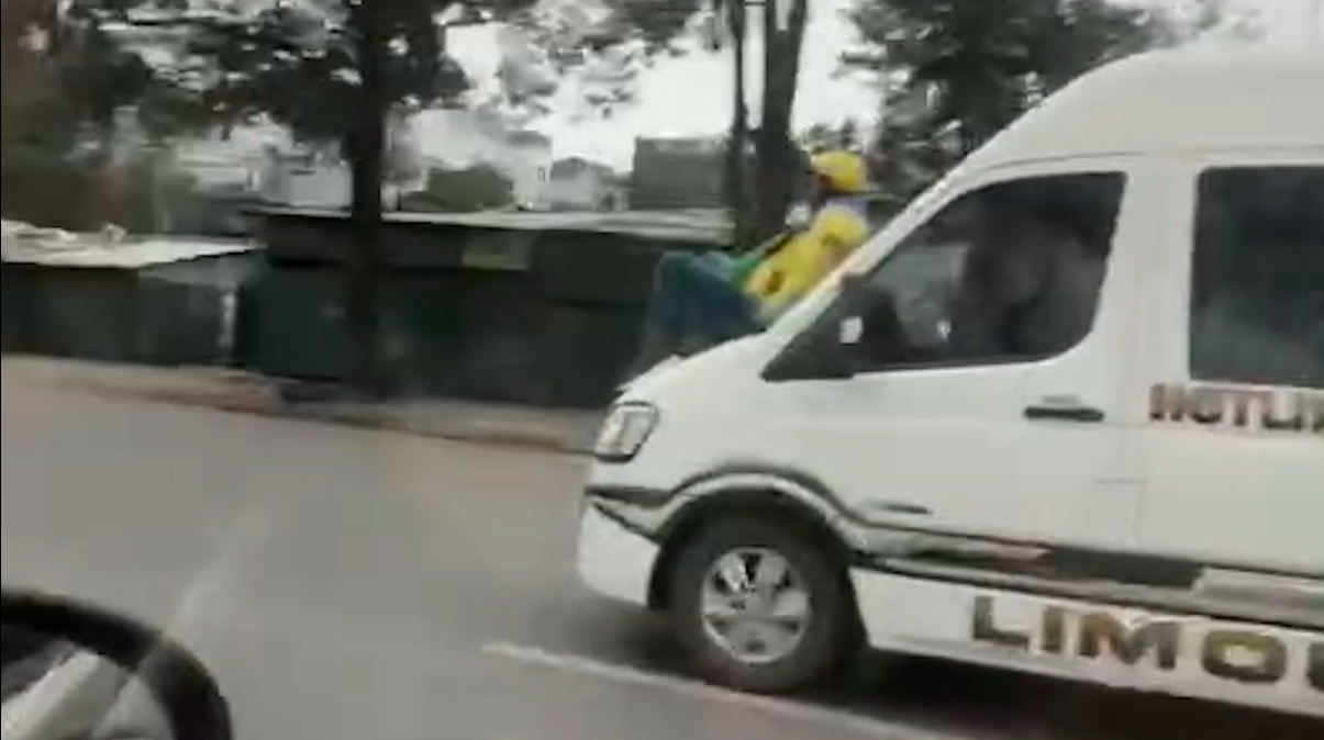 Kinh h&atilde;i cảnh t&agrave;i xế xe &ocirc;m ngồi tr&ecirc;n nắp capo xe Limousine chạy tr&ecirc;n đường- Ảnh 1.