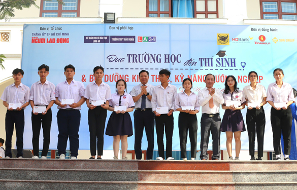 Tại chương tr&igrave;nh, B&aacute;o Người Lao Động đ&atilde; trao 20 suất học bổng hỗ trợ học tập cho c&aacute;c em học sinh của tỉnh Long An c&oacute; ho&agrave;n cảnh đặc biệt kh&oacute; khăn vươn l&ecirc;n trong học tập Ảnh: HO&Agrave;NG TRIỀU