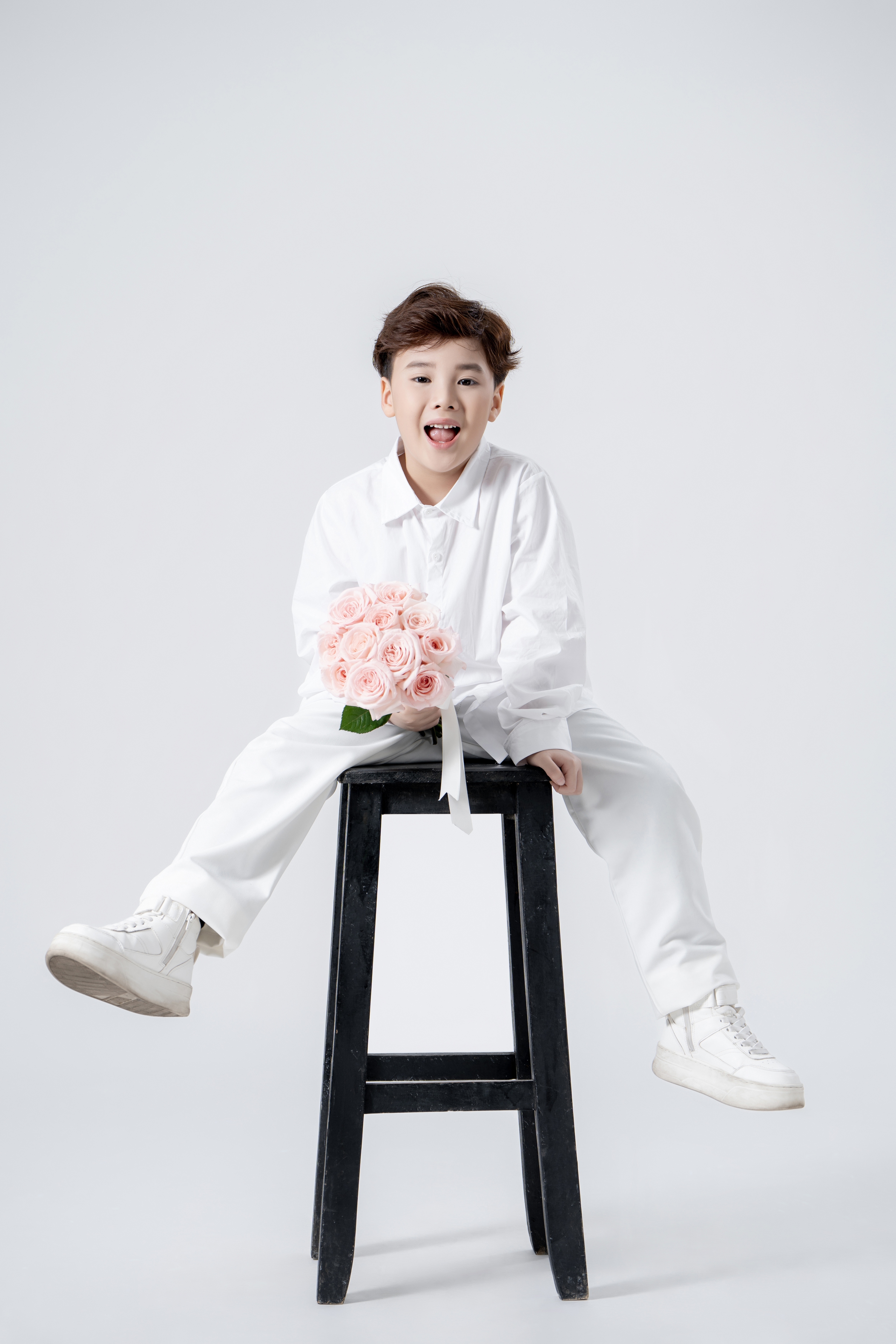 Mẫu nh&iacute; Tuấn Khải tung bộ ảnh hạnh ph&uacute;c b&ecirc;n mẹ ng&agrave;y 8-3- Ảnh 7.