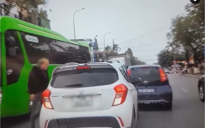 VIDEO: Nam thanh niên tóc vàng chặn xe ô tô, hành hung tài xế