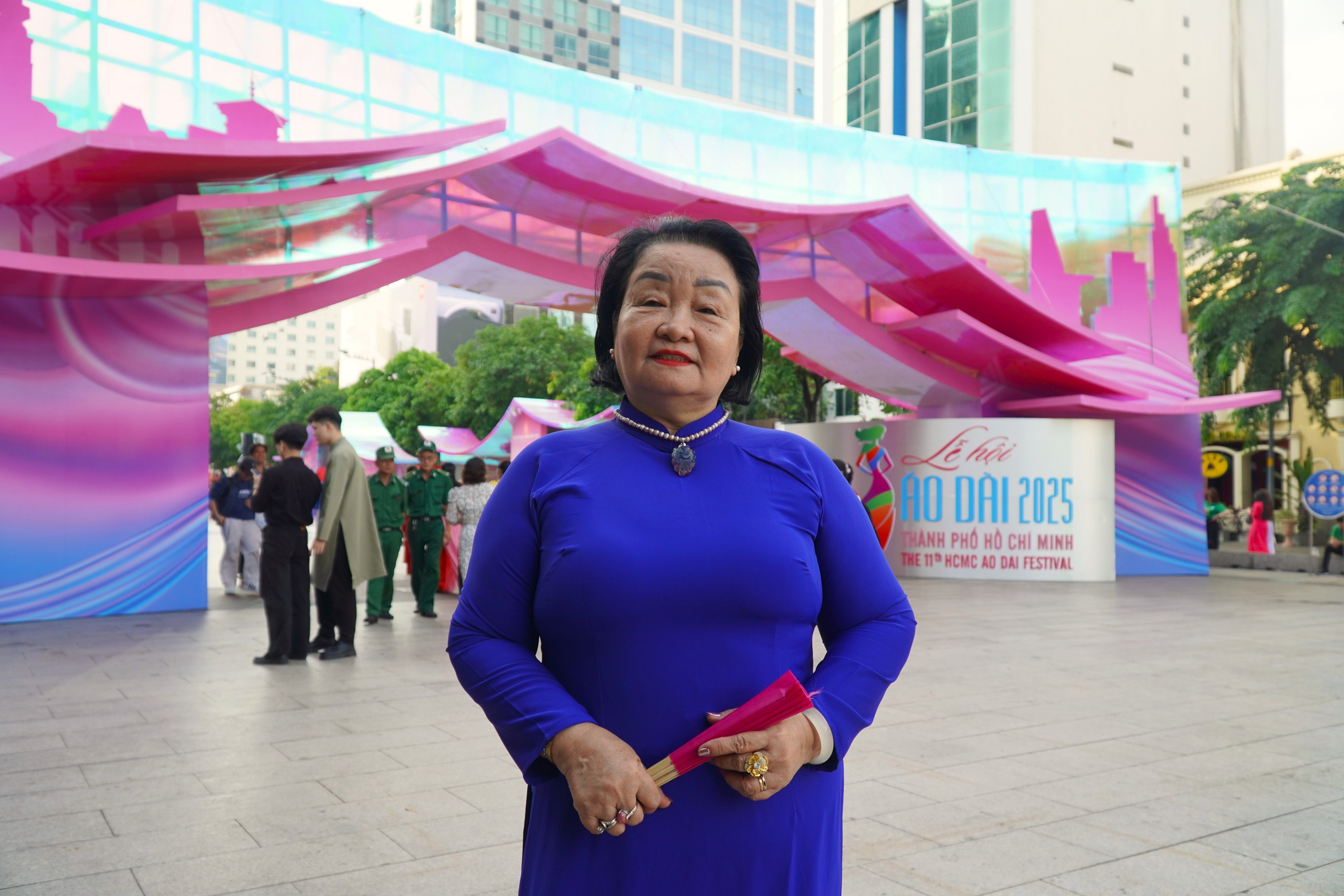 VIDEO: B&aacute;ch Hoa bộ h&agrave;nh đổ bộ TP HCM dịp 8-3- Ảnh 20.