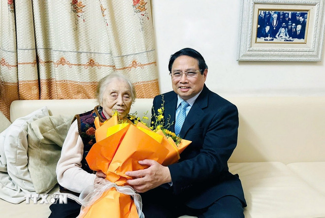 Thủ tướng Phạm Minh Ch&iacute;nh thăm nguy&ecirc;n Ph&oacute; Chủ tịch nước Nguyễn Thị B&igrave;nh- Ảnh 1.