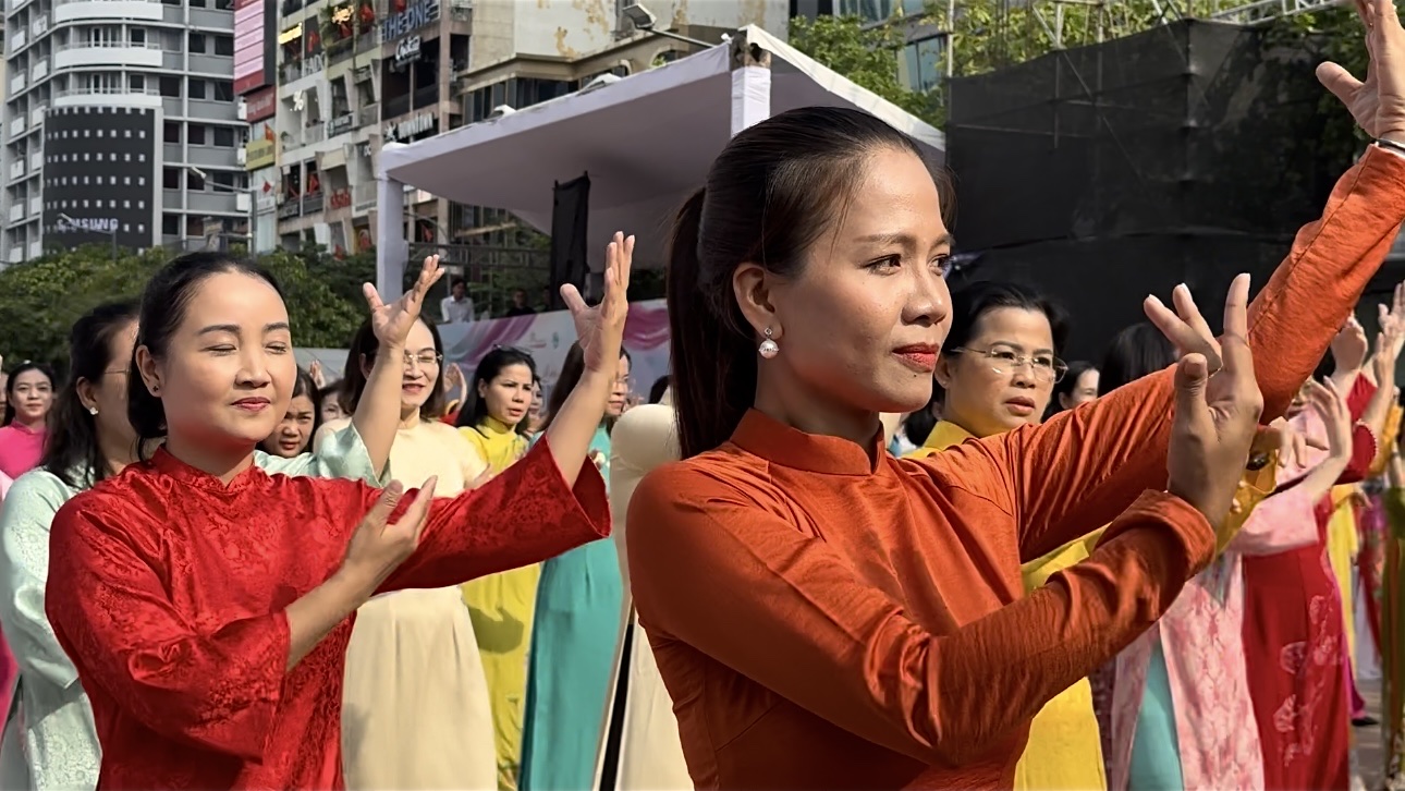 VIDEO: B&aacute;ch Hoa bộ h&agrave;nh đổ bộ TP HCM dịp 8-3- Ảnh 24.