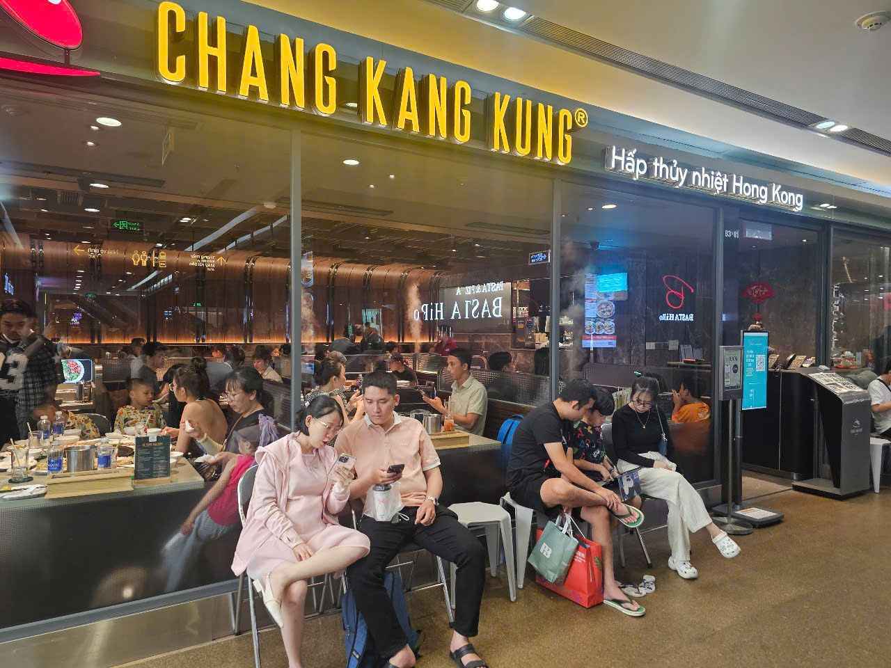 Cửa h&agrave;ng qu&aacute; tải, nhiều người xếp h&agrave;ng chờ cả giờ trong ng&agrave;y 8-3- Ảnh 6.