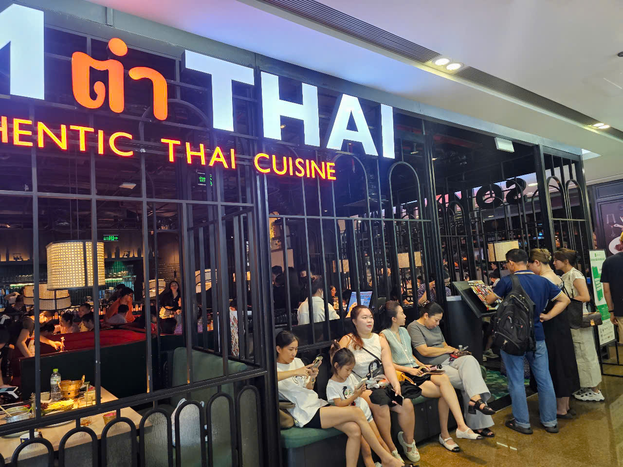 Cửa h&agrave;ng qu&aacute; tải, nhiều người xếp h&agrave;ng chờ cả giờ trong ng&agrave;y 8-3- Ảnh 2.