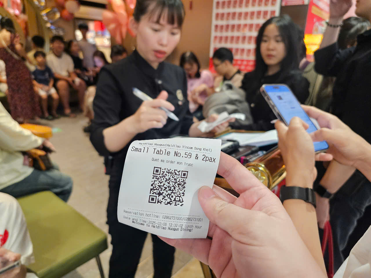 Cửa h&agrave;ng qu&aacute; tải, nhiều người xếp h&agrave;ng chờ cả giờ trong ng&agrave;y 8-3- Ảnh 5.