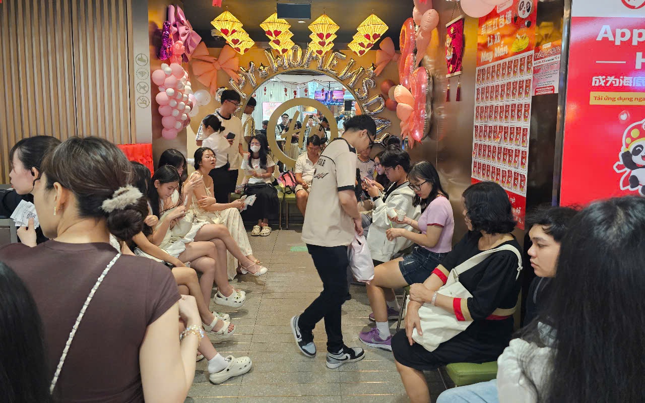 Cửa hàng quá tải, nhiều người xếp hàng chờ cả giờ trong ngày 8-3