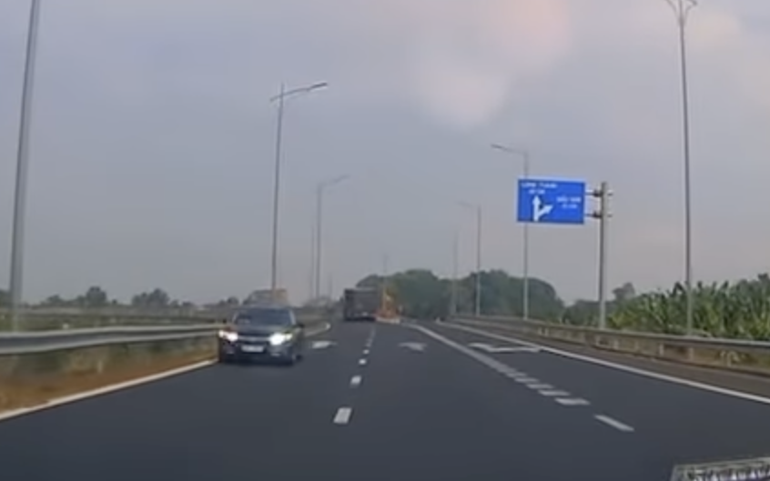 Clip 44 giây ghi lại cảnh kinh hãi ô tô lao ngược chiều trên đường dẫn cao tốc Phan Thiết - Dầu Giây