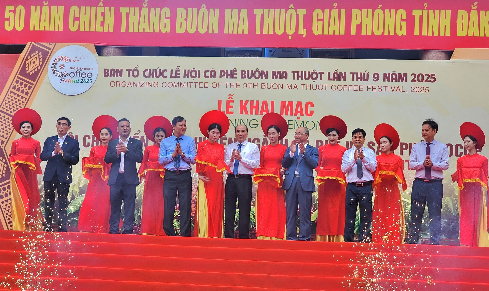 H&agrave;ng ng&agrave;n người d&acirc;n tham quan, mua sắm tại hội chợ Lễ hội c&agrave; ph&ecirc; Bu&ocirc;n Ma Thuột- Ảnh 1.