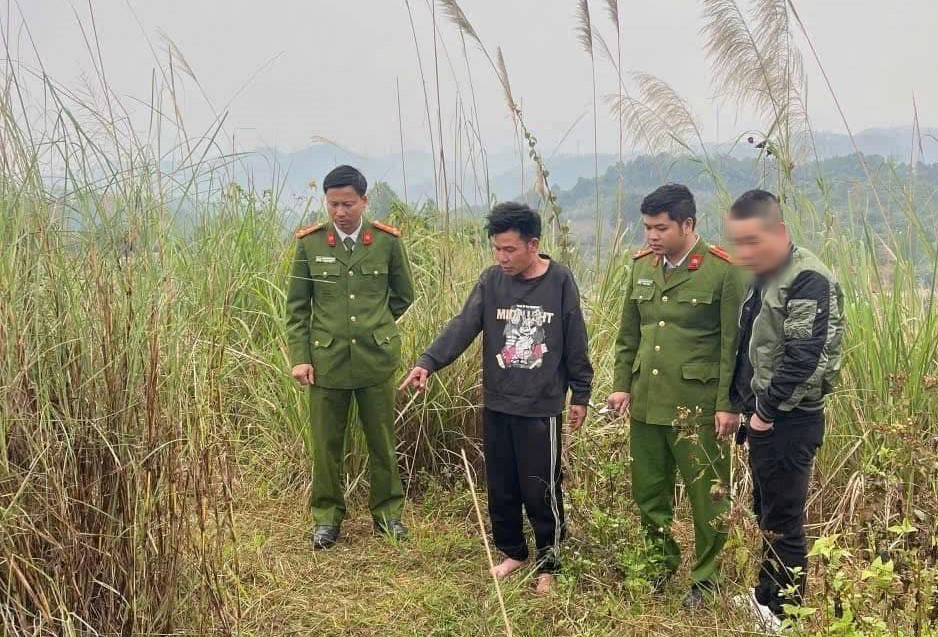 B&eacute; g&aacute;i 10 tuổi bị người đ&agrave;n &ocirc;ng lạ mặt khống chế đưa v&agrave;o b&atilde;i đất trống x&acirc;m hại- Ảnh 2.